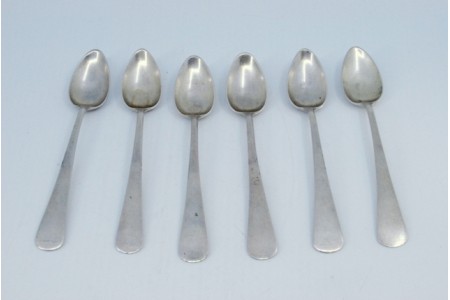  Conjunto de seis colheres de sobremesa em prata lisa com os cabos a expedir.